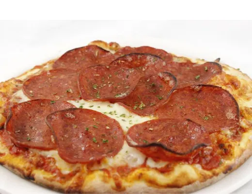 Une pizza pepperoni garnie de tranches généreuses de pepperoni et de fromage fondant