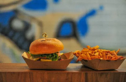 Découvrez la saveur unique de notre dégustation burger à petit prix avec nos coupons rabais restaurant.